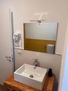 PiaggiaLa Briga的浴室设有白色水槽和镜子