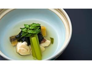 雾岛市Myoken Onsen Nemu - Vacation STAY 20873v的盘子里放着一碗蔬菜的食物
