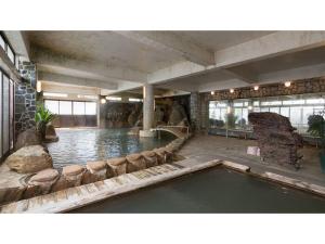 雾岛市Myoken Onsen Nemu - Vacation STAY 20783v的一座带游泳池的大建筑中的游泳池