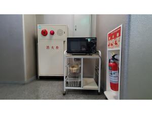 延冈市Nobeoka Urban-Hotel - Vacation STAY 30459v的一间配备有冰箱的房间和一台车厢内的电视