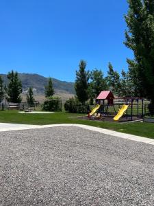 MonroeSecluded Country Elk561的一个带游乐场和滑梯的公园