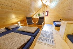 采尔克诺Bomas house的小木屋内的房间,配有两张床和两把椅子