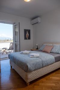 DurovićiDubrovnik Airport Apartment Tea的一间卧室配有带毛巾的床