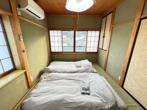 日光Polar Resort Nikko 4 - Vacation STAY 30491v的小型客房设有2张床和窗户。