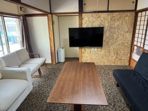 日光Polar Resort Nikko 4 - Vacation STAY 30491v的客厅配有沙发和桌子