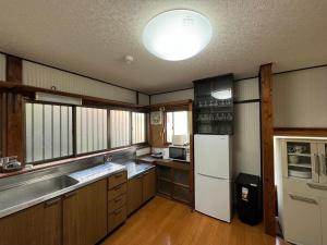 日光Polar Resort Nikko 4 - Vacation STAY 30491v的厨房配有白色冰箱和水槽