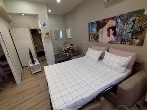 罗马Casa Sorelle Marchisio的一间卧室设有一张床和一间客厅。
