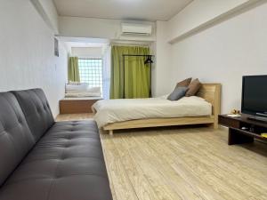 名古屋Rainbow takakura - Vacation STAY 16466的一间卧室配有一张床和一台平面电视