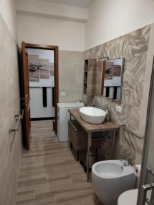 罗马Casa Sorelle Marchisio的浴室设有2个水槽、卫生间和镜子。