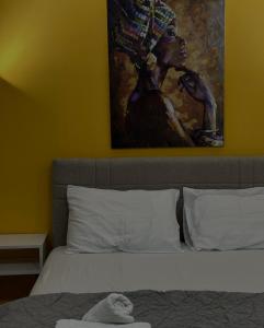 尼什Vila Storia的一间卧室配有一张壁画床