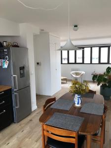 蒙特勒伊Cosy apartment in Montreuil near Paris center的厨房以及带桌子和冰箱的用餐室