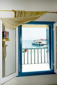 哈尔基岛Spitakia的享有水景和船景的窗户