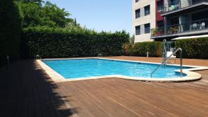 巴约讷Apartamento Sabaris Playa的一座建筑物中央的游泳池