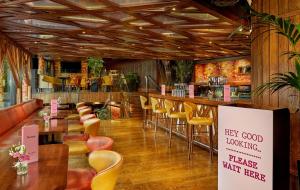 基拉尼罗斯酒店的餐馆里一排凳子的酒吧