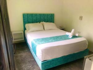 里考尔特Hotel Pallara Campestre的一张带绿色床头板的床