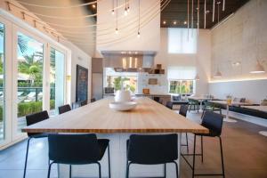 劳德代尔堡Sejur Fort Lauderdale的用餐室配有大型木桌和椅子