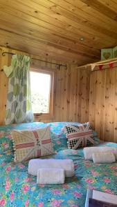 奥斯威斯Willowdene shepherds hut的一间卧室配有带枕头的床