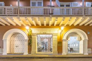 卡塔赫纳Hotel Casa del Gobernador的一座带两扇白色门和阳台的建筑