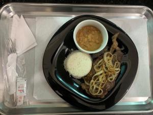 索罗卡巴Prestige Motel 5的配面条和汤的盘子