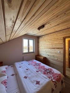 克尔茨什瓦拉乡La Văru的木天花板的客房内的一张床位