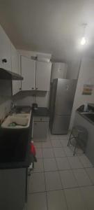 格勒诺布尔Chambre dans Appartement - Grenoble, France à 8 min du centre-ville的一间带水槽和炉灶的小厨房