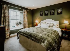 Bowland BridgeThe Hare & Hounds Inn的一间卧室设有一张床和一个窗口