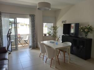 巴哈马尔Apartamento Bajamar Tenerife的客厅配有桌椅和电视。