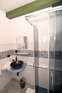 LeiviCamera di Molly的一间带水槽和玻璃淋浴的浴室