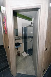 LeiviCamera di Molly的带淋浴的浴室和玻璃门