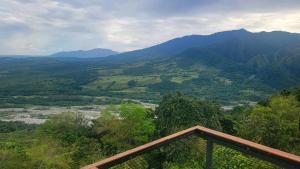 GuamalGuayupes Hotel de Aventura的享有山谷的背景山景。