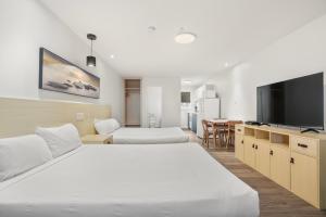 沃萨加比奇海滩萨迦度假酒店的酒店客房设有两张床和一台平面电视。
