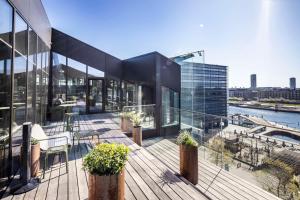 哥本哈根Scandic Spectrum的办公楼,带植物阳台