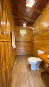 IrandubaBioma EcoLodge的小木屋内带卫生间的浴室