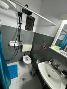 克桑西Best minimal studio in Xanthi - myHomee的带淋浴和盥洗盆的小浴室