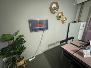 克桑西Best minimal studio in Xanthi - myHomee的一间设有桌子和墙上电视的房间