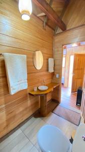 IrandubaBioma EcoLodge的木墙内带水槽的浴室