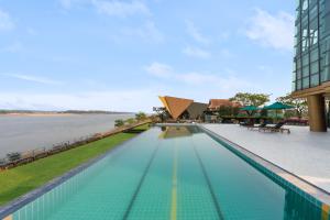 那空拍侬府Naka-Raj Escape Hotel的享有水景的游泳池和大楼
