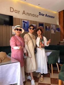 舍夫沙万Hotel Dar Annasr的三个女人在商店里找张照片