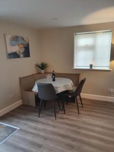 贝尔马利特New 3 bedroom apartment by the beach Belmullet.的一间带桌椅和窗户的用餐室