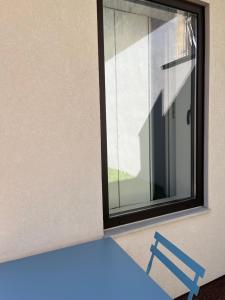 波尔图JM Alojamento local no Porto的一张蓝色的桌子和一个窗户