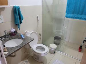 马塞约CASA JARDIM PINHEIROS的带淋浴、卫生间和盥洗盆的浴室