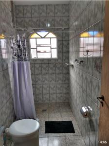 布拉干萨-保利斯塔Pousada Malu的一间带卫生间和淋浴及窗户的浴室