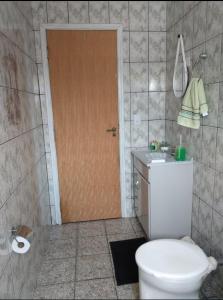 布拉干萨-保利斯塔Pousada Malu的一间带卫生间、水槽和门的浴室