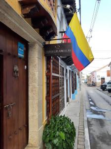 卡塔赫纳Hostal Casa de las Americas的悬挂在建筑物一边的旗帜