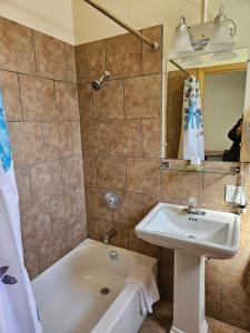 卡农城旅行驿站汽车旅馆的浴室配有盥洗盆和浴缸。