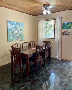 卡维塔Casa Rio Verde的一间带桌椅的用餐室