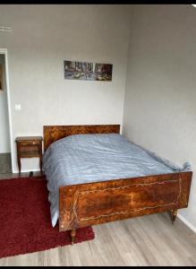 昂热Chambre privée的一间卧室配有一张大木床。