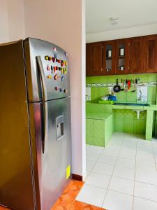 瓦拉斯Kayac Hostel的一间厨房,里面配有不锈钢冰箱