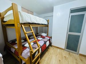 瓦拉斯Kayac Hostel的客房设有两张双层床和一扇窗户。
