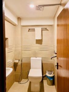 巴克塔普尔Hotel vintage Home的浴室配有白色卫生间和盥洗盆。